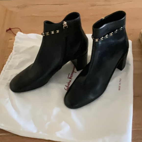 SALVATORE FERRAGAMO Vara chain ankle boots, black leather, size 8.5 - Picture 3 of 7